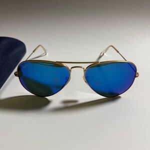 Ray-Ban Aviator RB3025 58MM Sunglasses
Worn, Comes with replacement hard case
